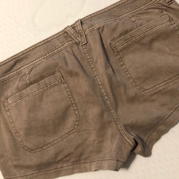 Khaki shorts with zipper pockets - Picture 2 of 3